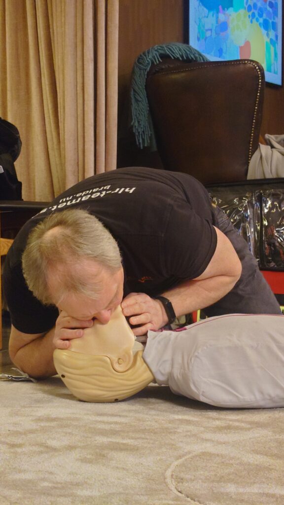 HLR-instruktör som utför hlr på docka